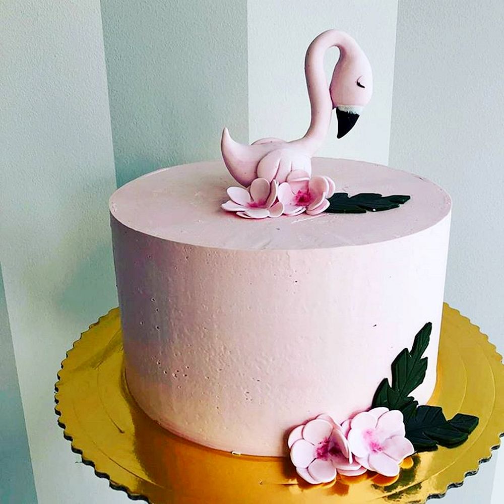 delikatny różowy tort z flamingiem